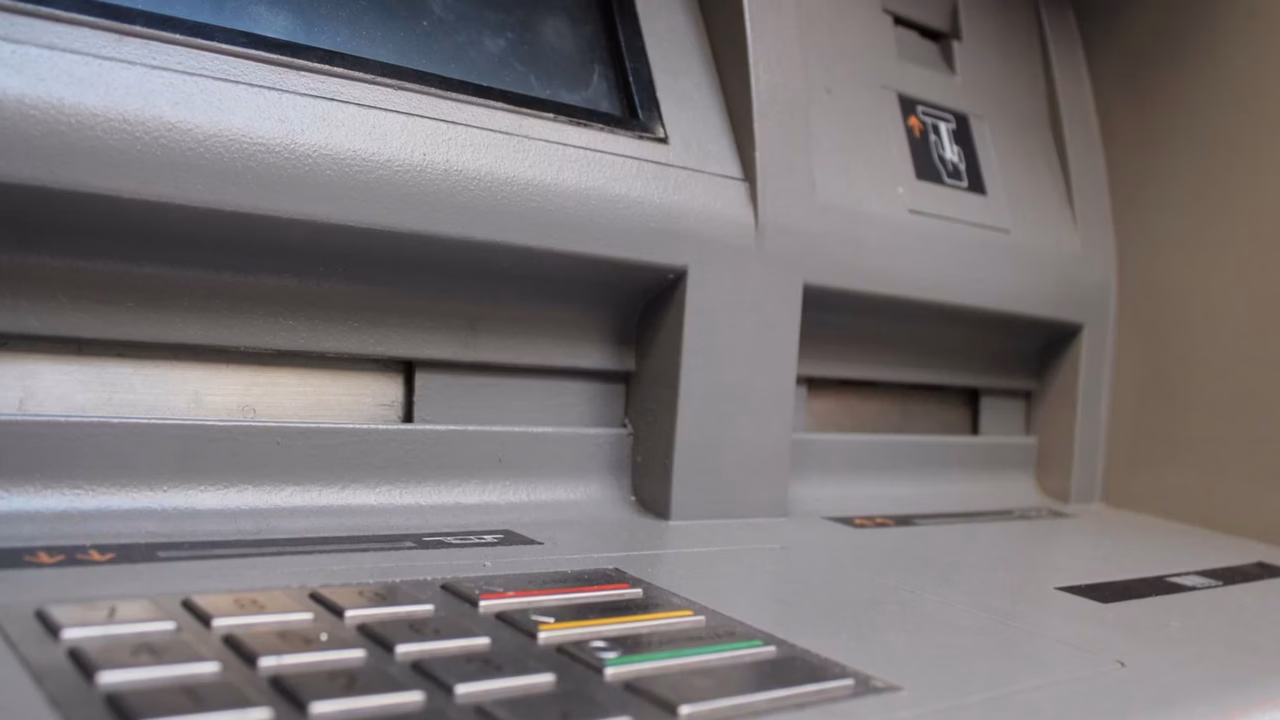 « Je deviens fou » : Un quinquagénaire erronément déclaré mort par sa banque se retrouve privé de tout accès à son argent